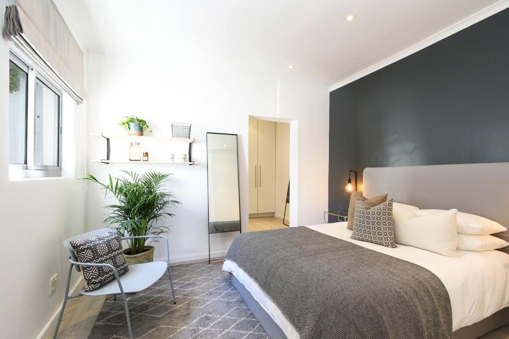 Number 5104 - Contemporary Clifton * Kapstadt