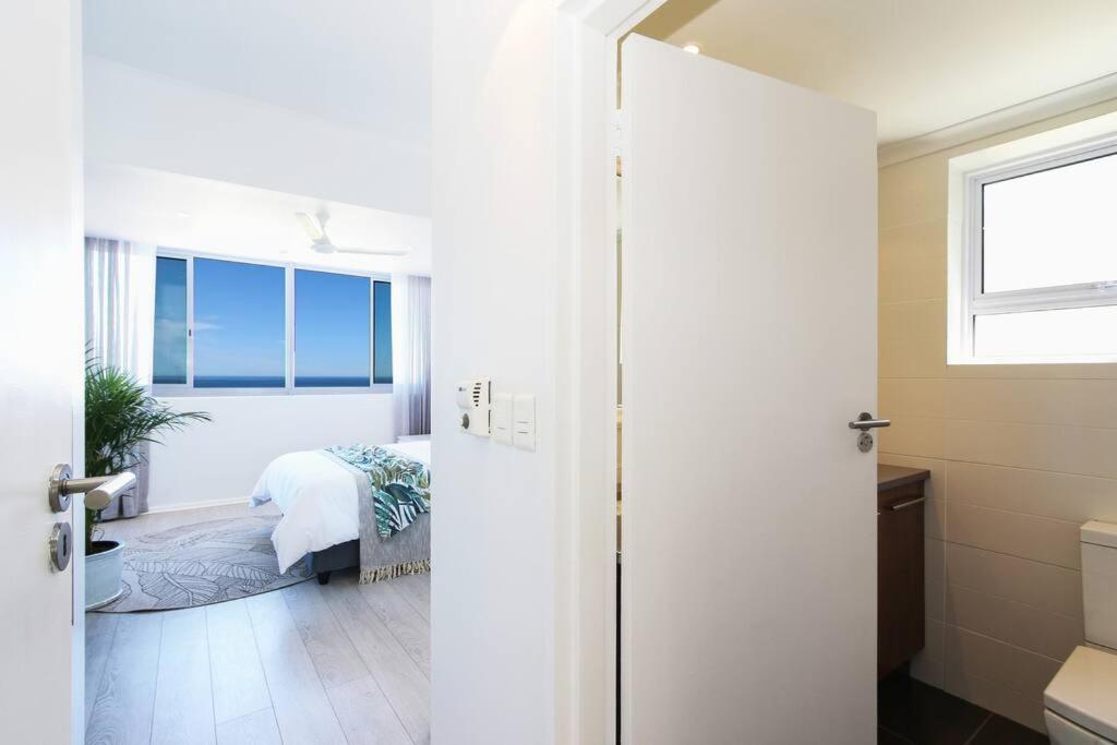 Number 5104 - Contemporary Clifton Apartment
