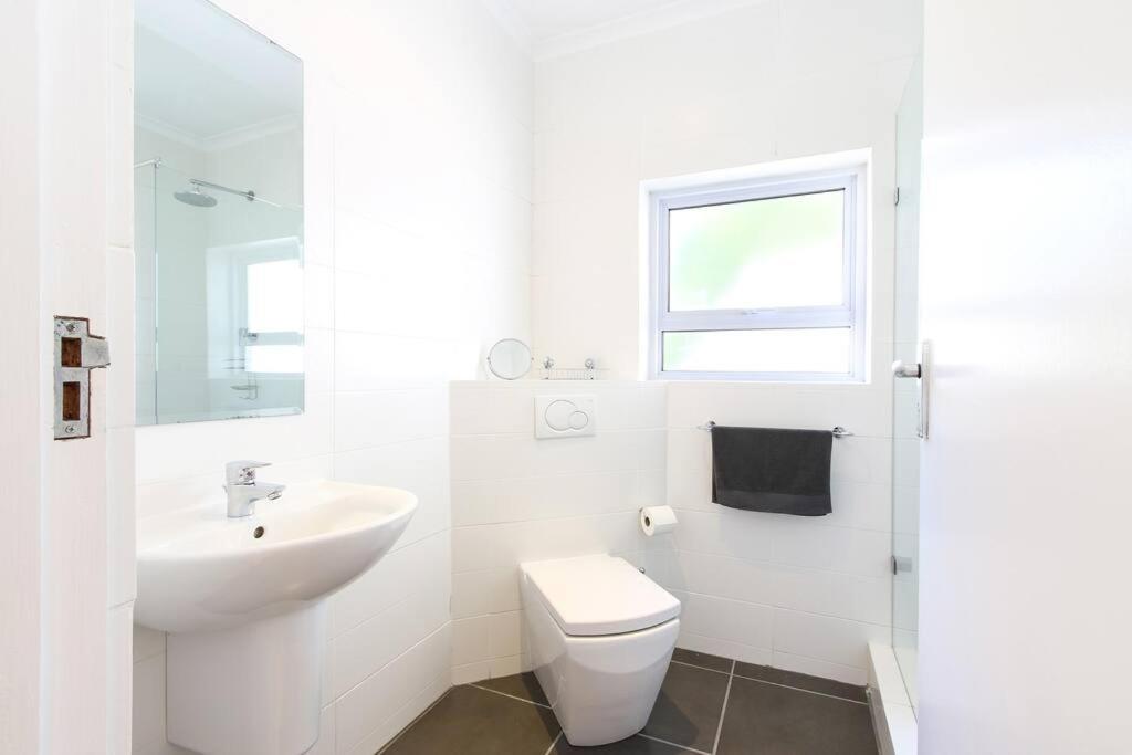 Number 5104 - Contemporary Clifton Apartment *